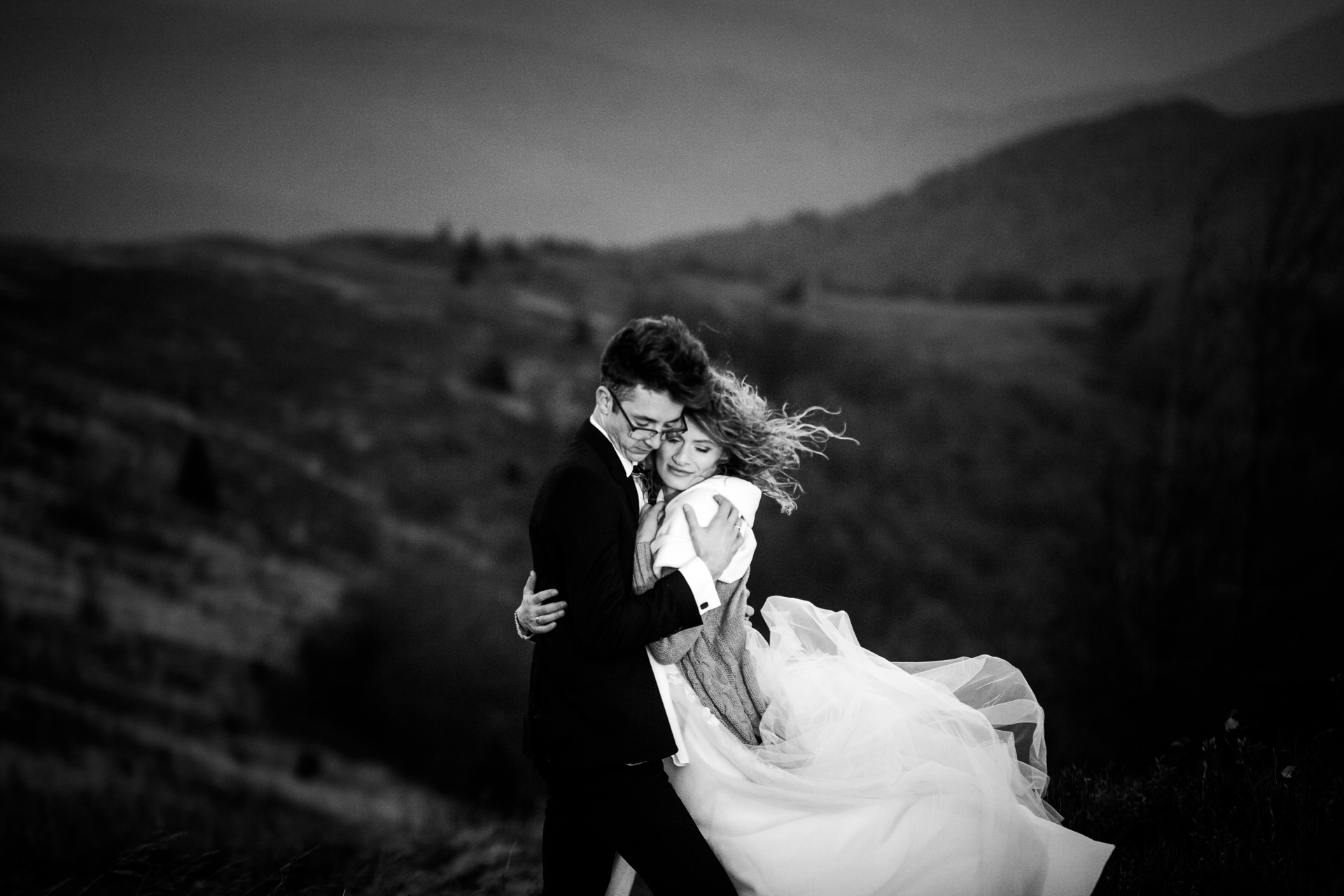 Przytulająca się Para Młoda na sesji ślubej w Bieszczadach na szczycie Bukowego Berda z górami w tle