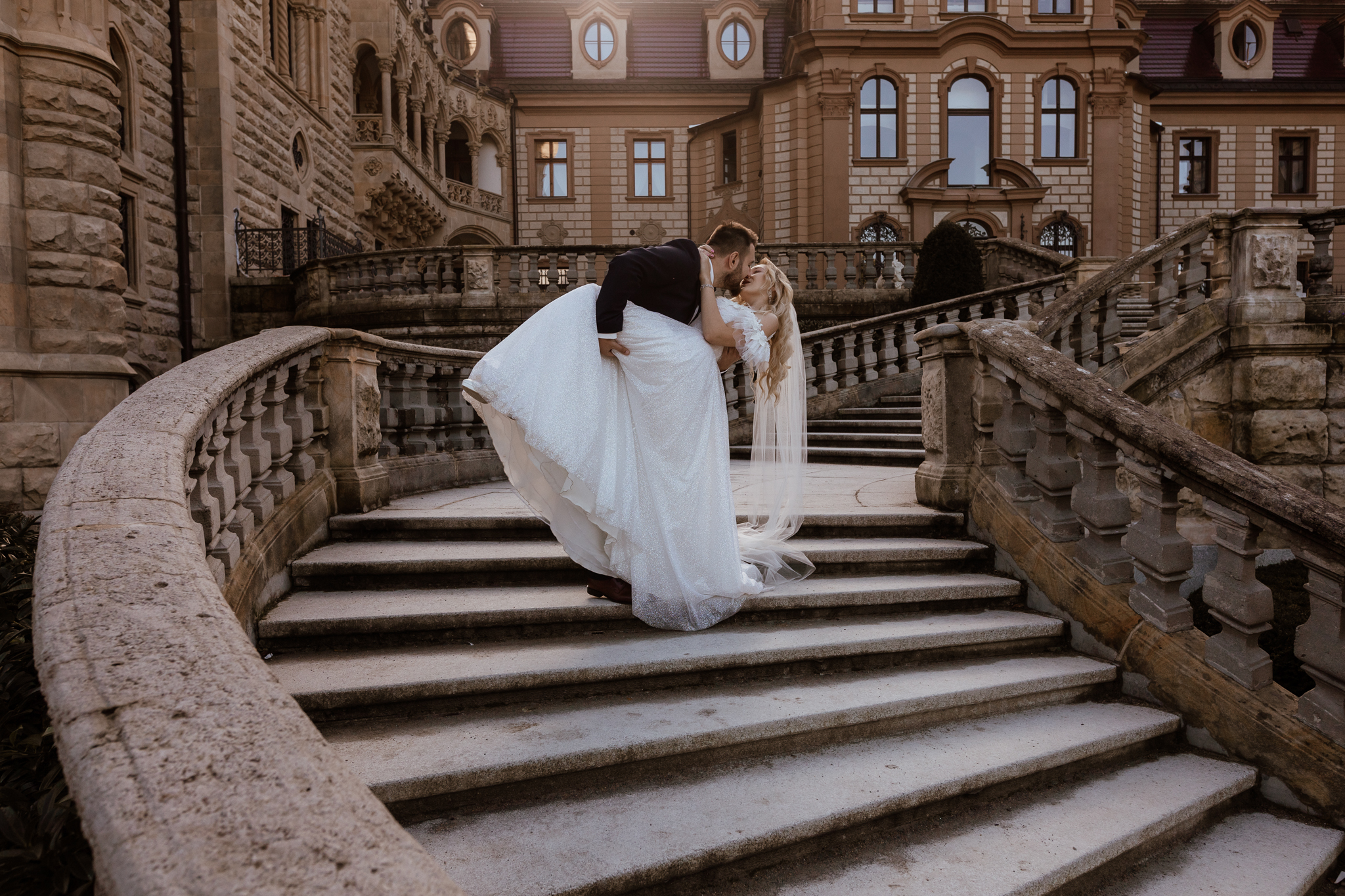 Sesja ślubna para młoda na tle zamku w Mosznie